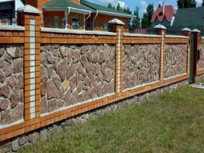 Кирпичный забор с камнем 12 метров фото в Снегирях