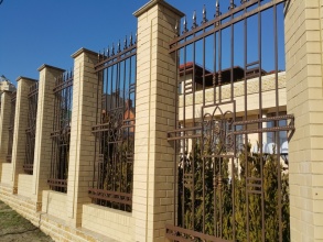 Кирпичный забор с ковкой  10 метров фото в Снегирях
